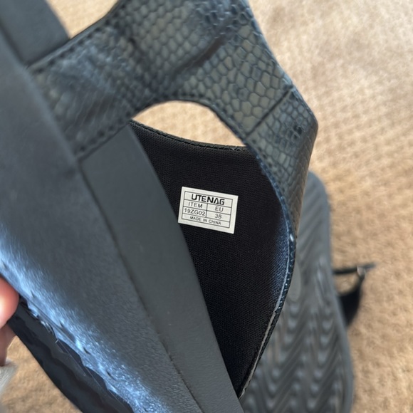 Black Strappy Swim Sandals with Arch Support! 🩴 - Picture 3 of 4